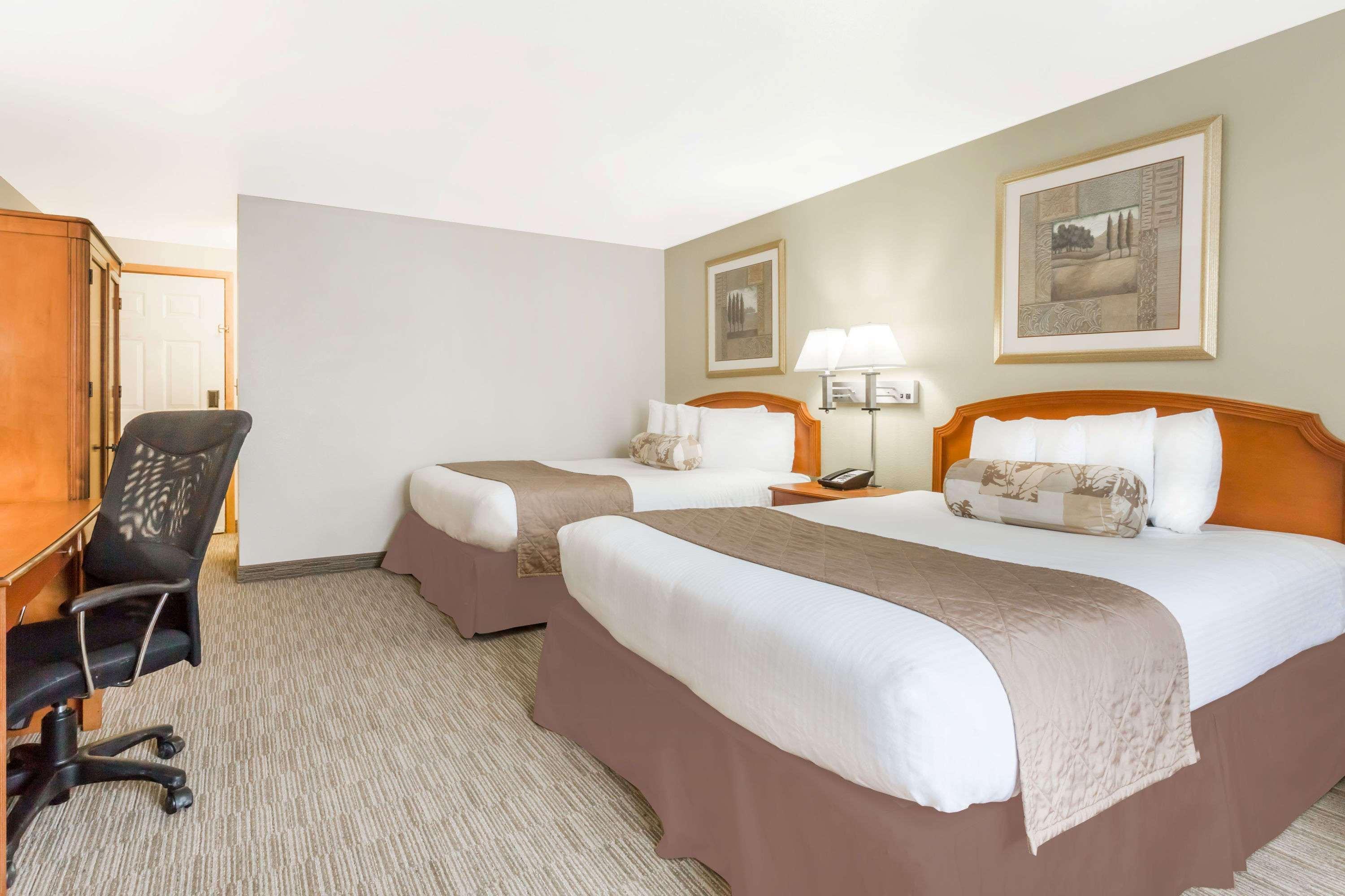Hotel Ramada By Wyndham Ely Exterior foto