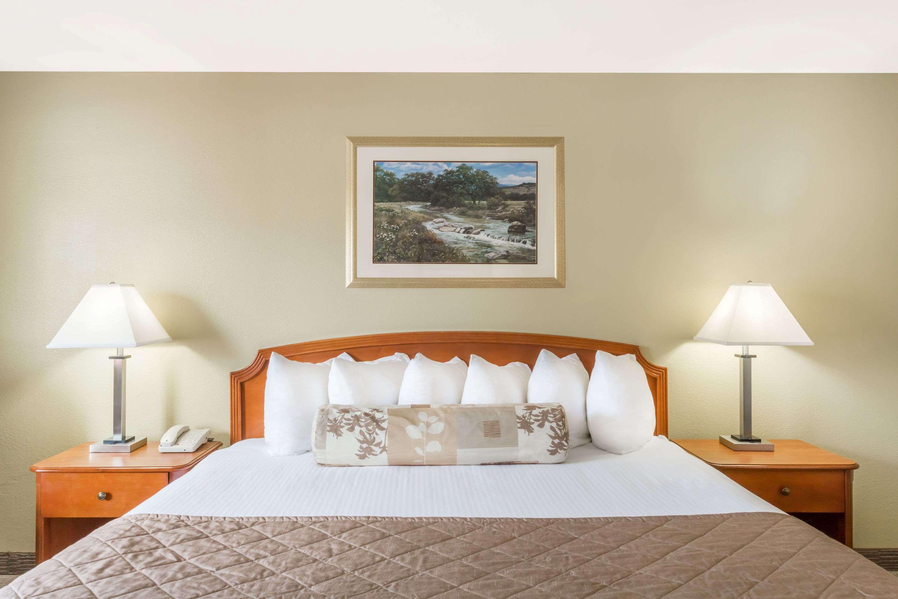 Hotel Ramada By Wyndham Ely Exterior foto